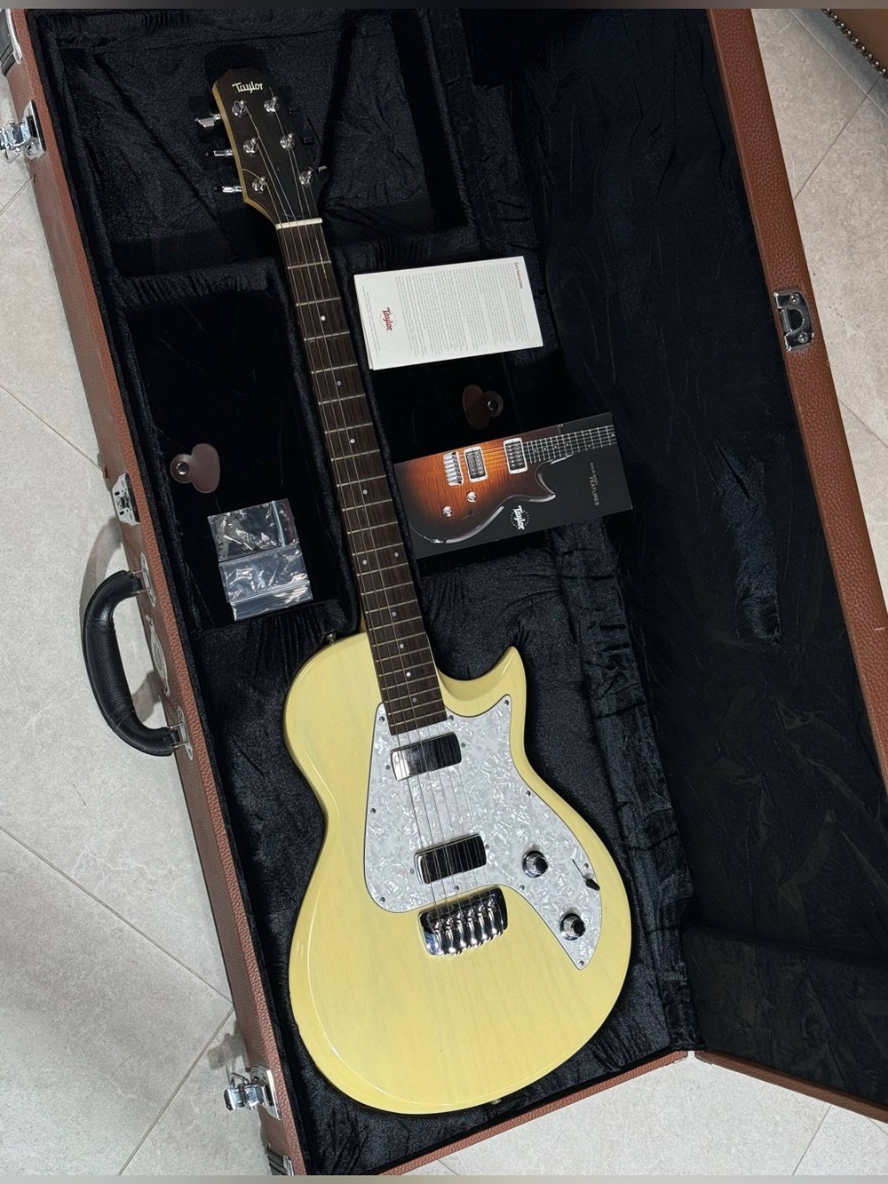 Taylor SB1-X Solidbody Classic with Top-Load Bridge 2007 - 2014 - Trans White El